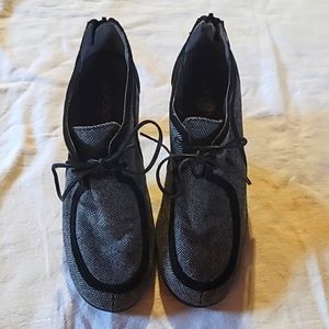 Aerosols, Black & Grey Tweed, Size 7.